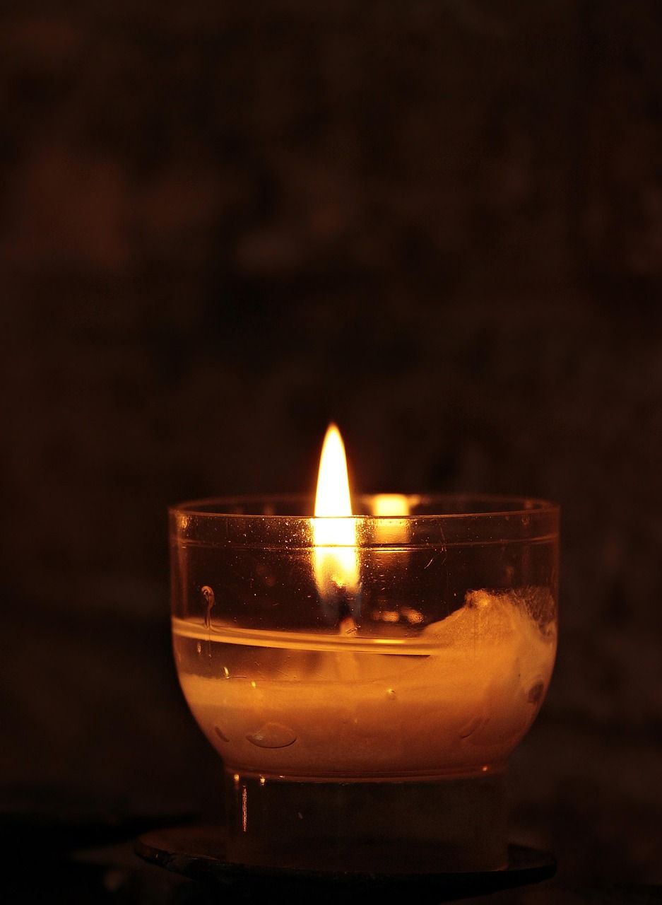 Lumânare aprinsă — La Capela, servicii funerare Mediaș